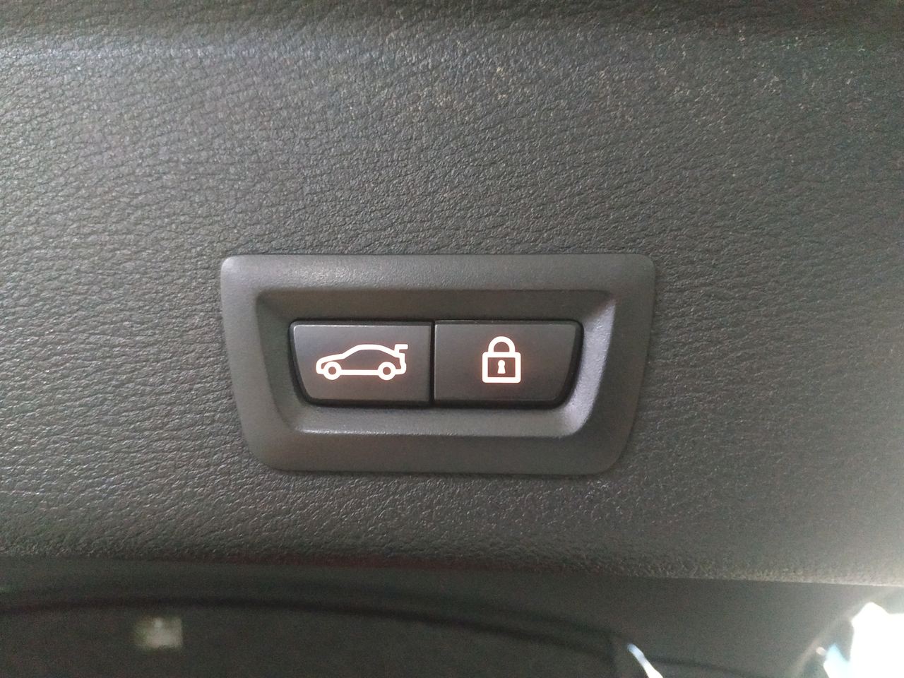 Кнопка закрывания багажника