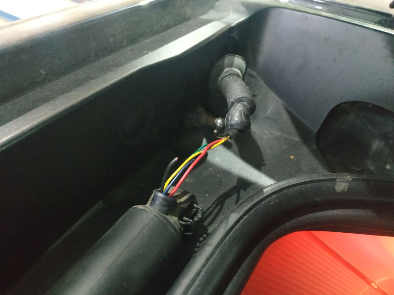 Обрыв проводов электропривода багажника
