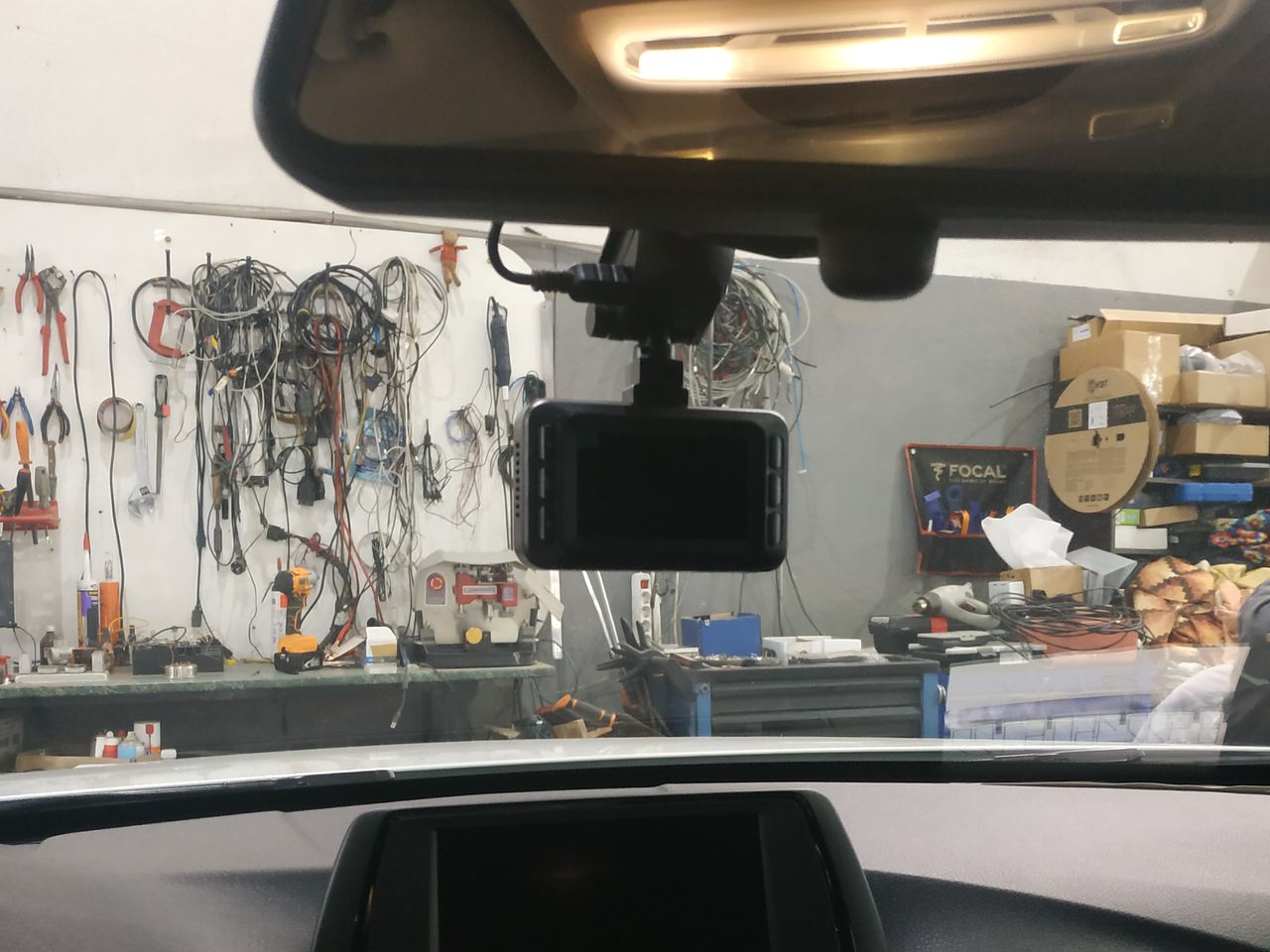 видеорегистратор Roadgid в салоне BMW F30