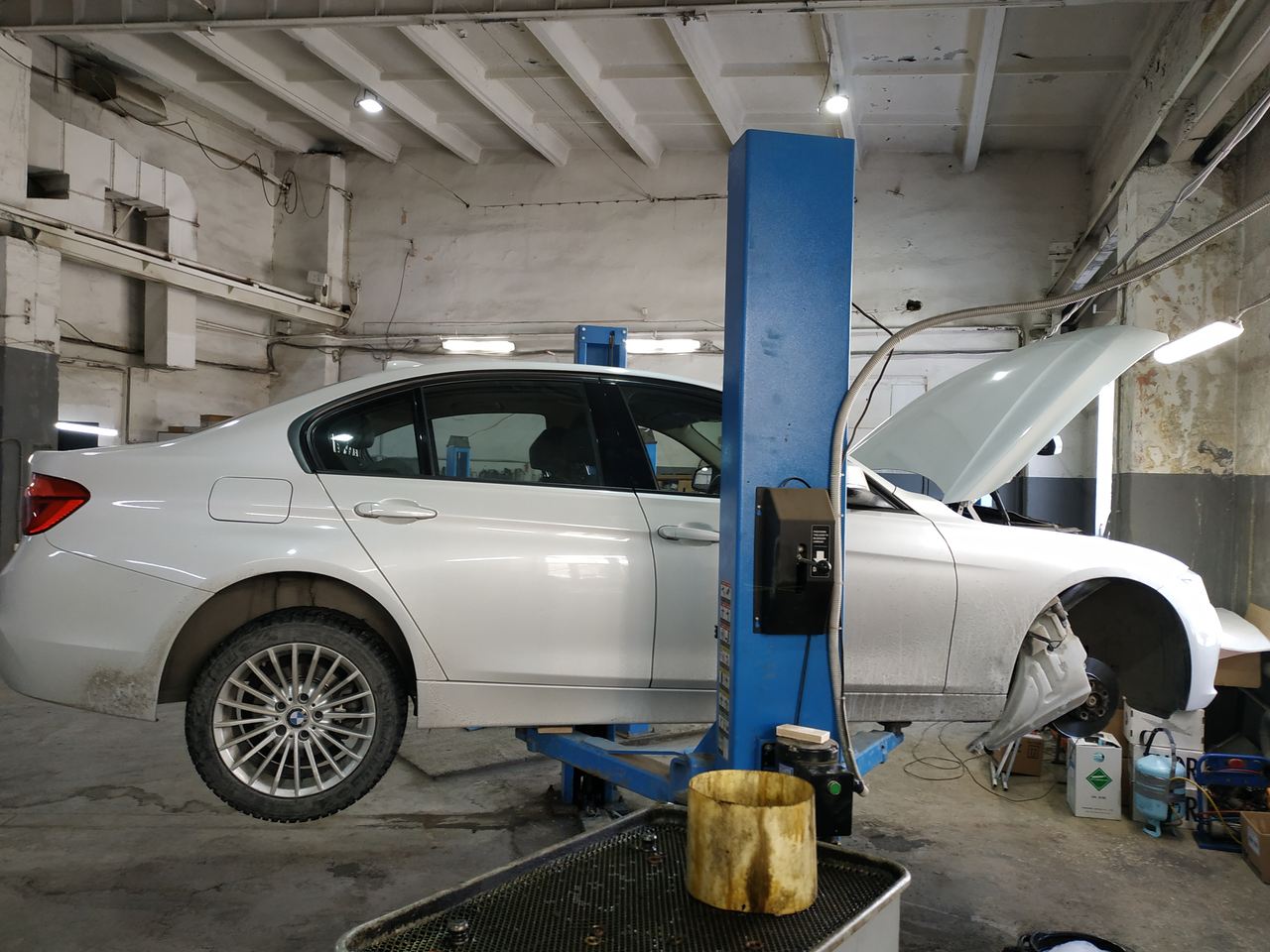 BMW F30 со снятым бачком омывателя