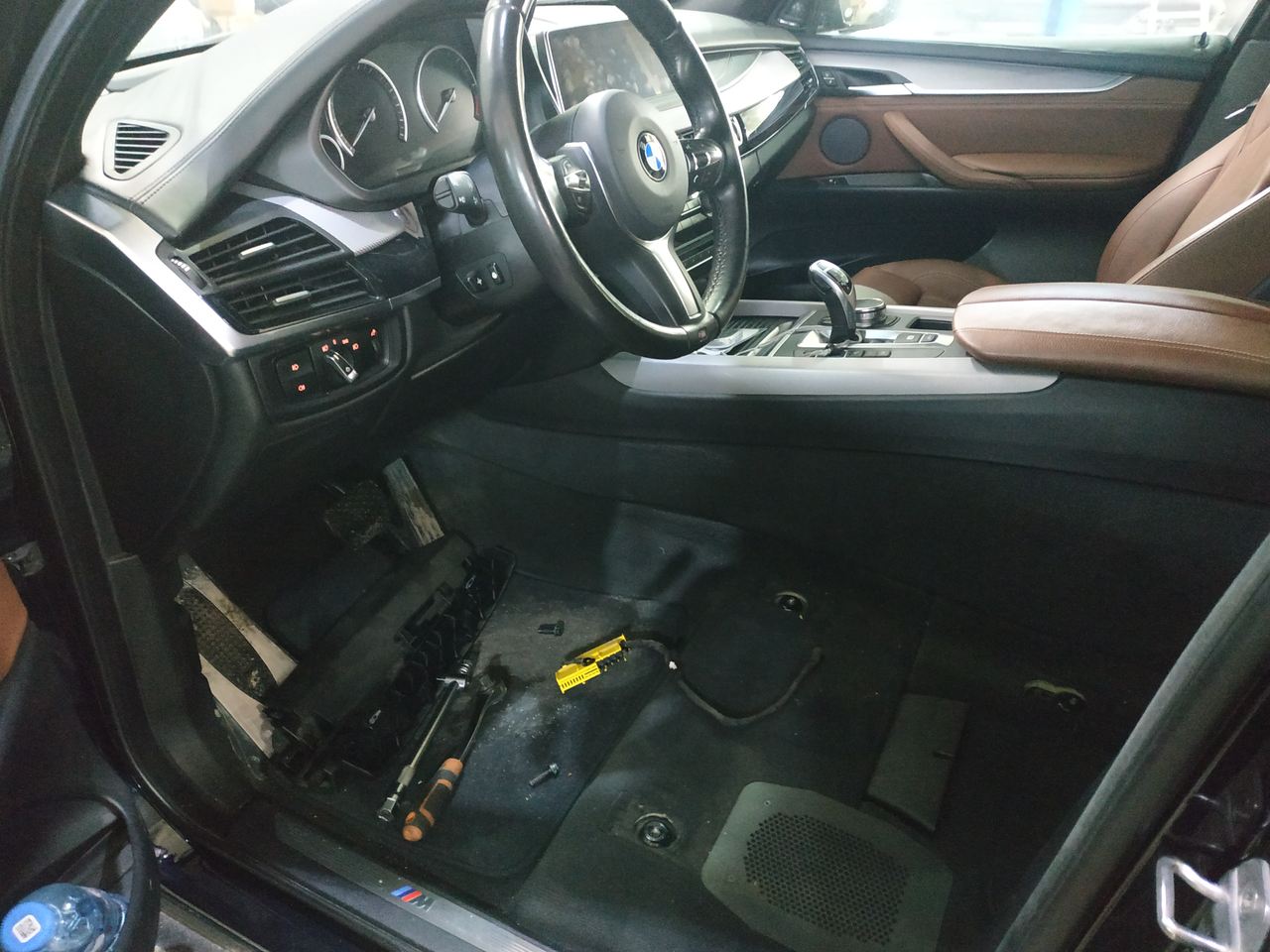 водительское сидение снято, BMW F15