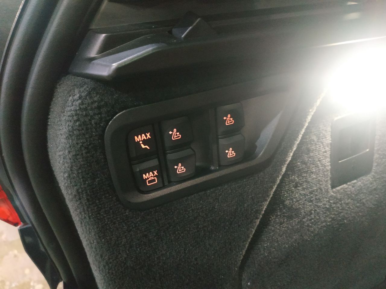 кнопки управления сидениями из багажника, BMW X7