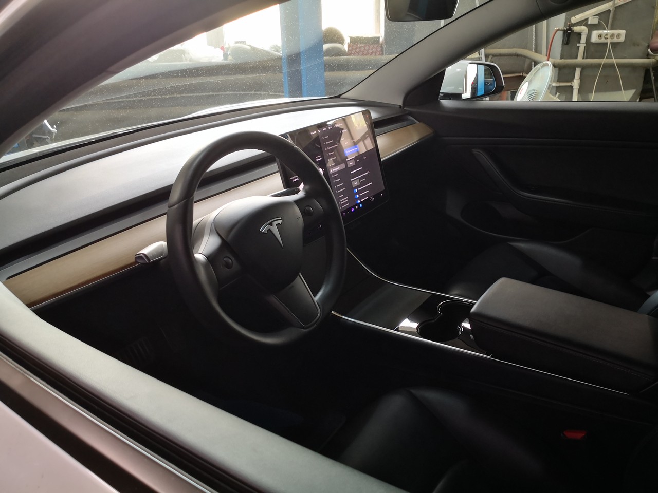 Tesla Model 3 2019 со стандартным рулем