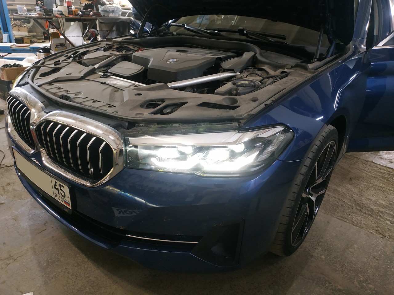 BMW G30, дооснащение панелью приборов