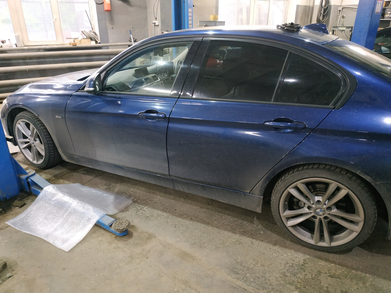 BMW F30 320d 2015 г.в., передняя дверь заблокировалась