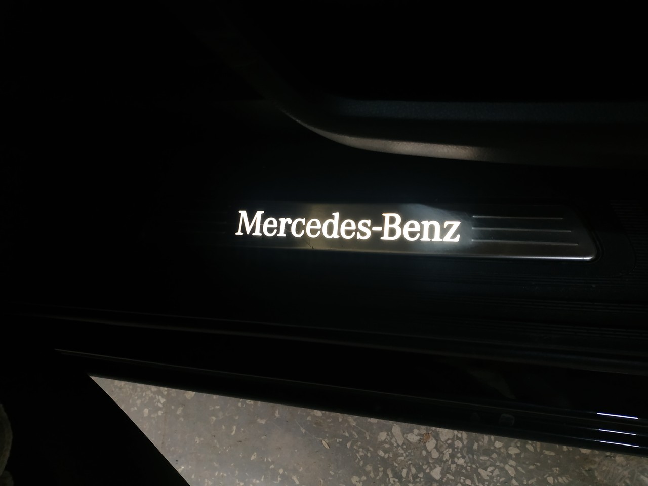 Mercedes Benz, надпись на порогах минивэна