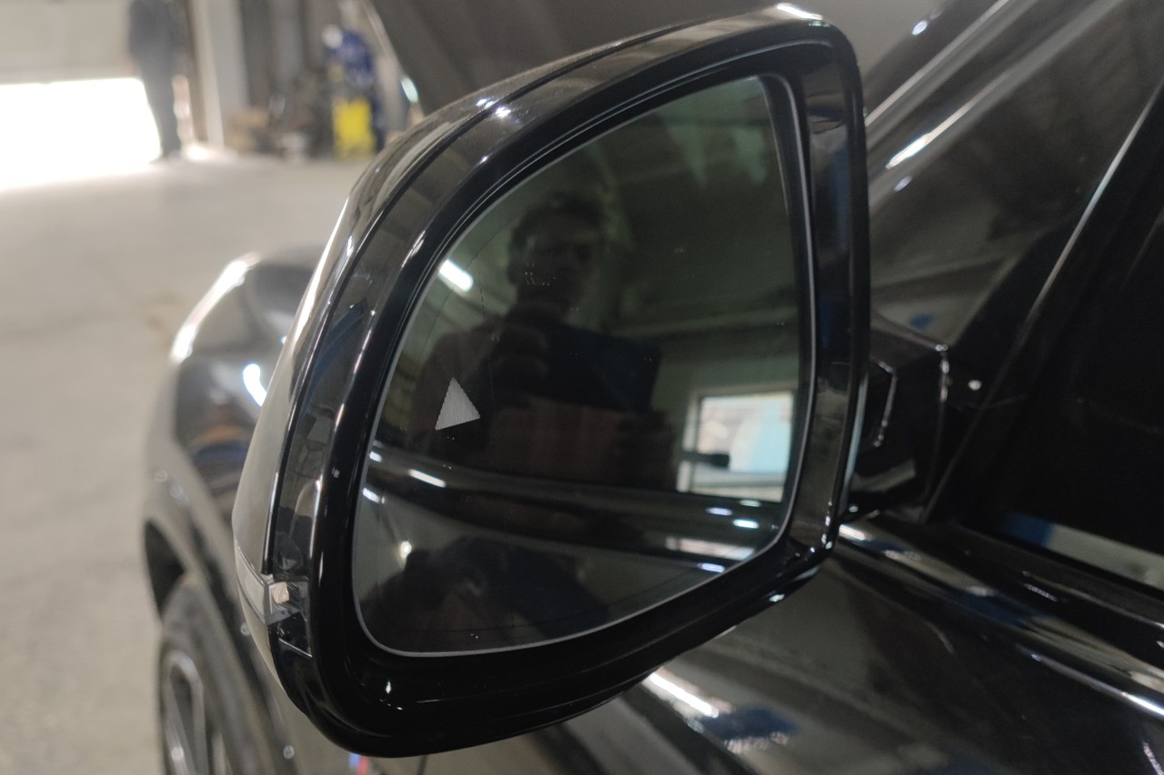 Треугольник-индикатор слепой зоны в водительском зеркале, BMW X5 G05