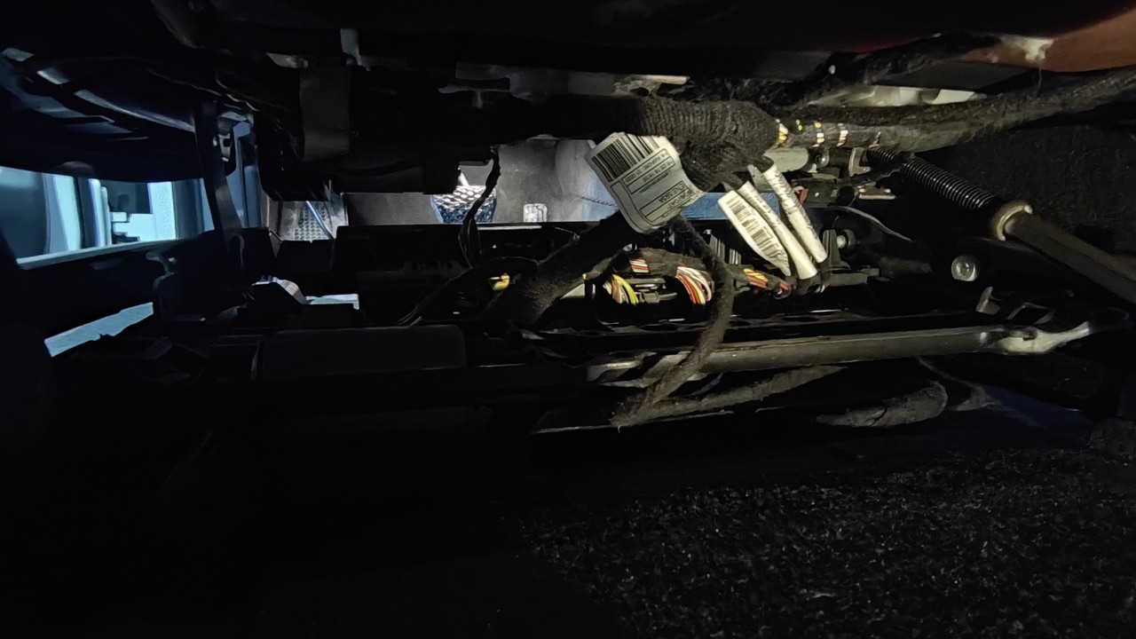 Блок управления сидением находится под сиденьем, BMW F15 X5