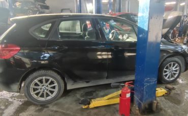 BMW F45, замена опоры двигателя и ТО