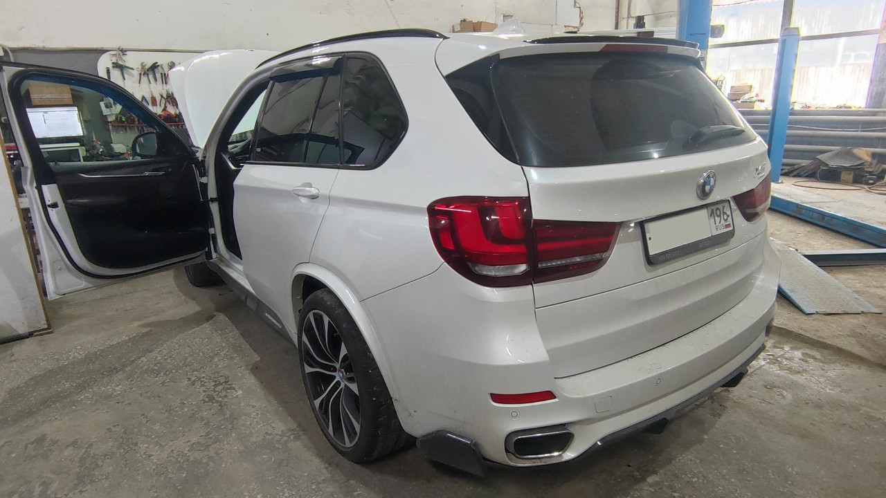 BMW X5 F15 2018, кодирование фар в автосервисе BMWupgrade