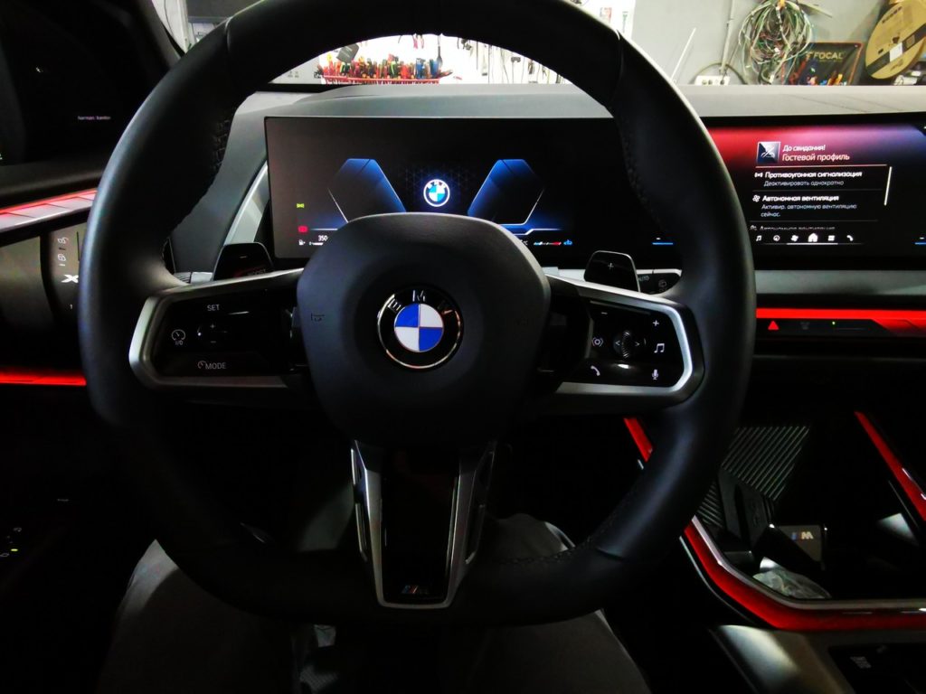 вид на руль и панель приборов Cockpit с водительского сидения, BMW X3 G45 2024