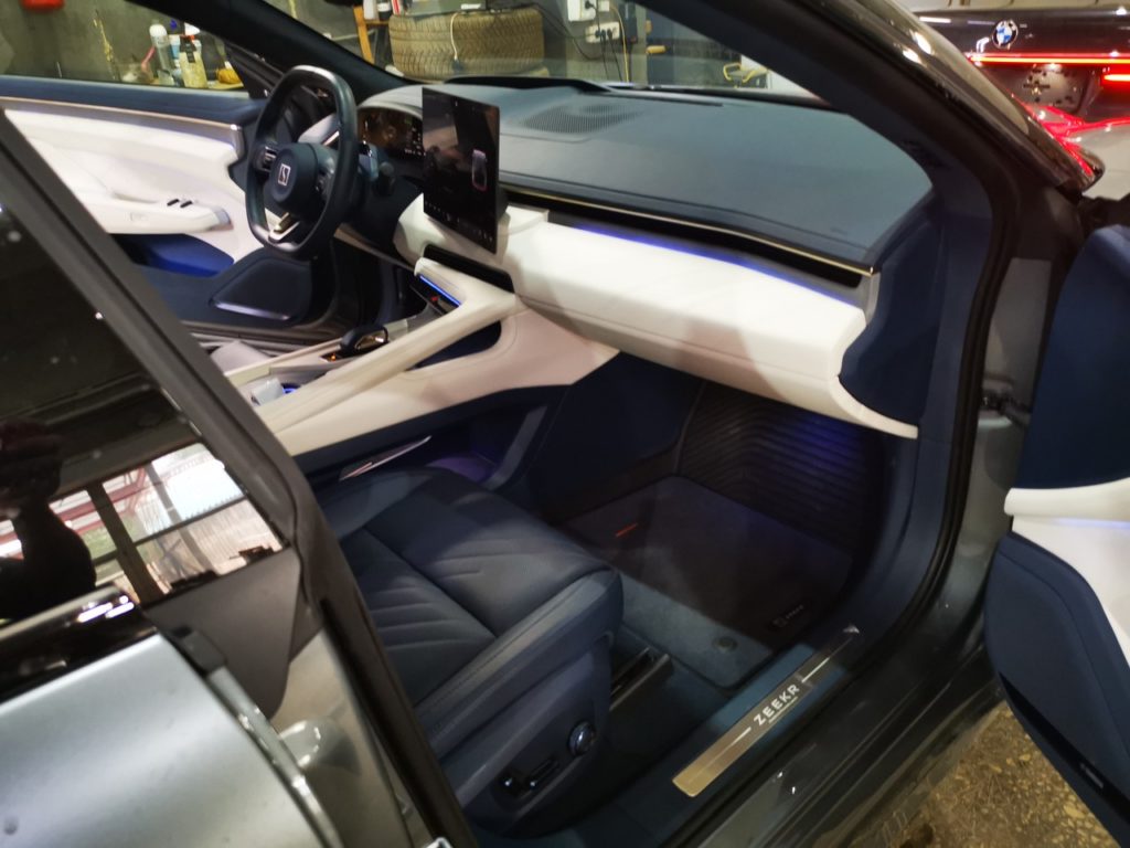 салон Zeekr 001 FR 2024