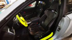 BMW M2 G87 2023, замена стоковых сидения на карбоновые