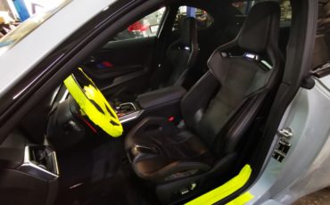BMW M2 G87 2023, замена стоковых сидения на карбоновые