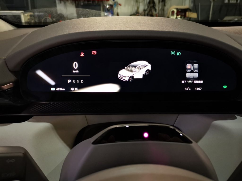 приборная панель Zeekr 7X 2025 на китайском